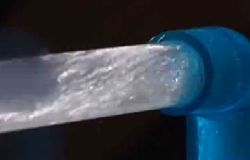圧縮空気がパワフルに管内を洗浄します